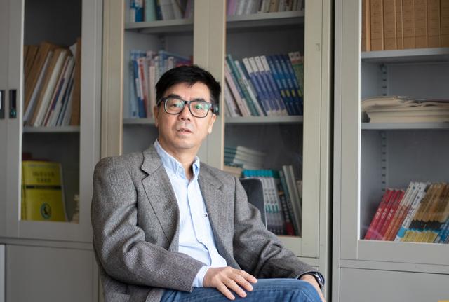 震惊！大学生上课竟发现老师是商业大佬