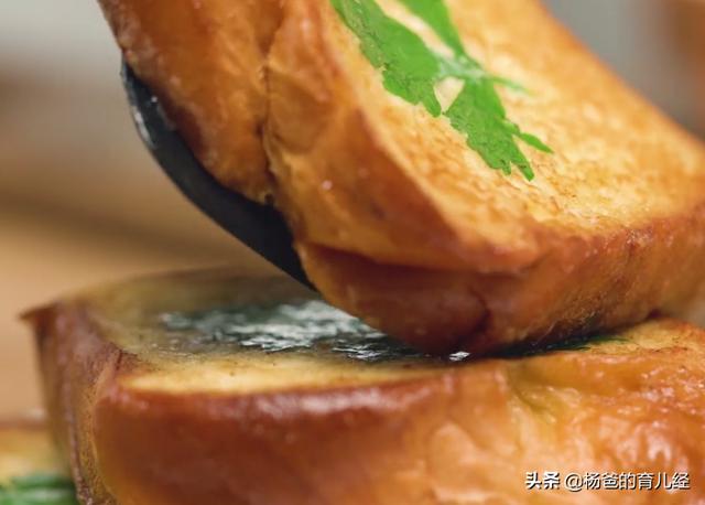 简单好吃的香煎沙拉吐司，外焦里嫩，甜香营养，家中孩子特爱吃