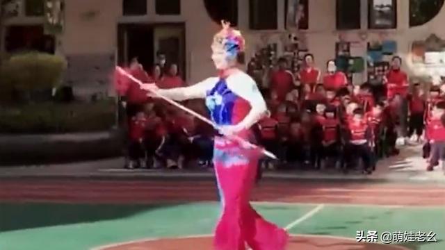 广东一幼儿园运动会开幕式，宝妈上台就是王炸，网友：给娃长脸了