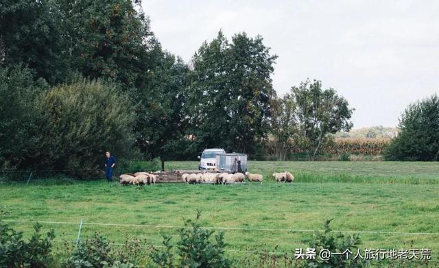 700年不通公路！這個沒有汽車、出門靠坐船的小鎮，想在這裏養老