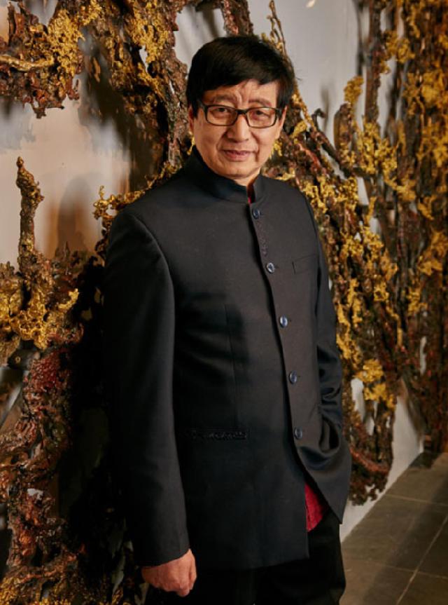 ​76歲杭州大爺熔銅280噸，給雷峰塔披上彩衣，千年只腐蝕1毫米