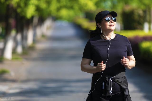 奶奶带娃没好处？观察了3个家庭，发现孩子在1岁时就会自主排尿