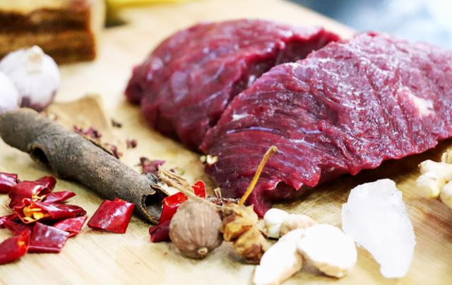 年龄越大，越要多吃肉？建议：65岁以后，这2种肉不妨“多吃”些