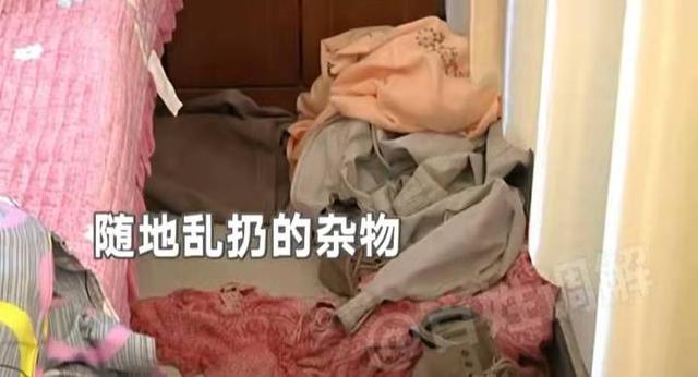 妈妈太懒家里乱得像垃圾场，儿子变家长恨铁不成钢：她从不打扫