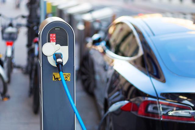 新能源车保险，新能源车商业保险专属条款发布，既保“三电”还保「充电桩」