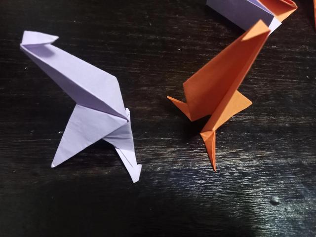 三岁娃儿爱折纸，读书，做题，做手工