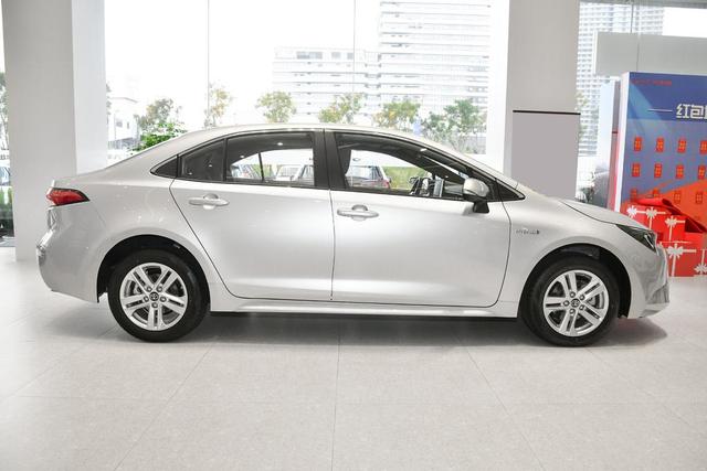 同样都是混合动力，丰田雷凌油电混合版与秦PLUS  DM-i谁更强？