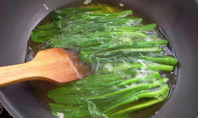 医生告诫：这6类蔬菜或自带“毒素”，吃前最好焯水，别嫌麻烦哦