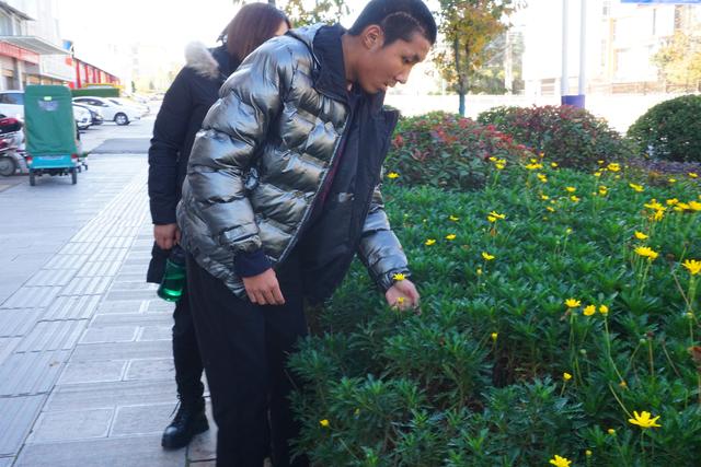 妈妈每晚搂着16岁的儿子睡觉，不开灯讲故事哄他：睡着了就不饿了