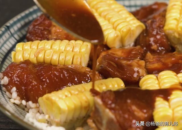 排骨搭配玉米，铺在糯米上一起蒸，鲜嫩味美，孩子爱吃的主食美味