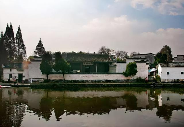 浙江蘭溪諸葛村，丞相祠堂正門爲何築起圍牆，只開兩側小門？