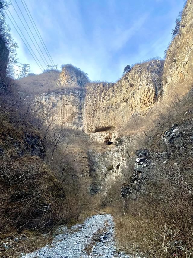 古道冰泉沿柳溝 懸崖道觀盛泉岩