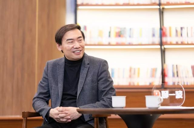 邓锋：芯片最新技术落后两代，科技前沿投资回报看数十年