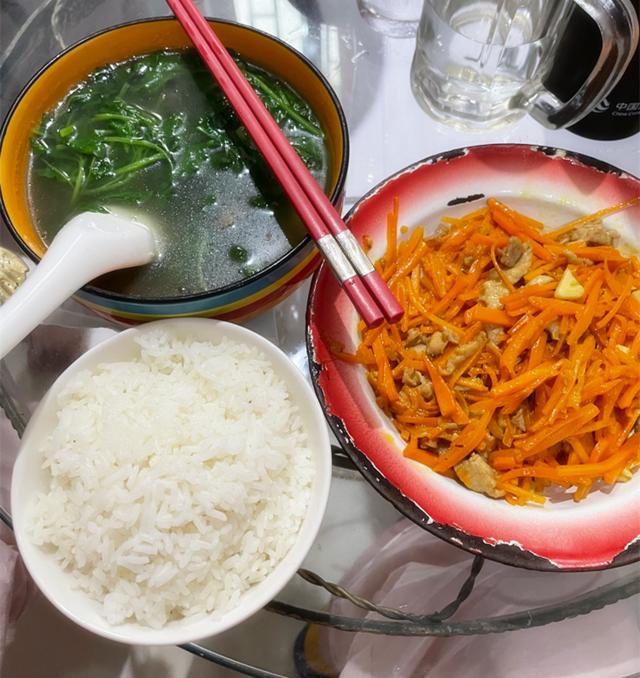 亲妈到坐月子中的闺女家小住，看到闺女的月子餐，欣慰：有福气