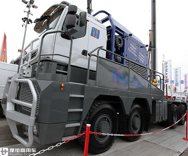 这还是卡车吗？1150马力外观如火车头，尼古拉斯大件牵引车实拍