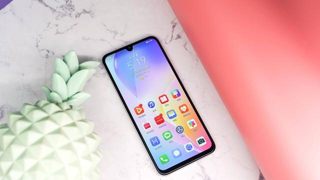 华为突然开卖新机，一切让人没有想到，麒麟芯配鸿蒙OS仅售2099元