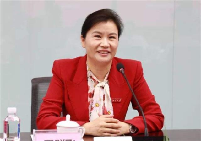 湖南女首富周群飞：山里娃逆袭770亿身家，头婚嫁老板再婚嫁司机