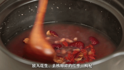 红枣、花生配它一起吃，气血双补！手脚不冰气色好，现在喝最合适