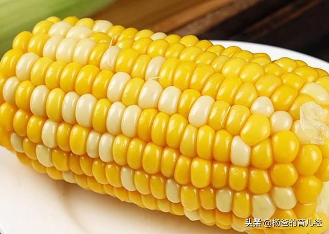 排骨搭配玉米，铺在糯米上一起蒸，鲜嫩味美，孩子爱吃的主食美味