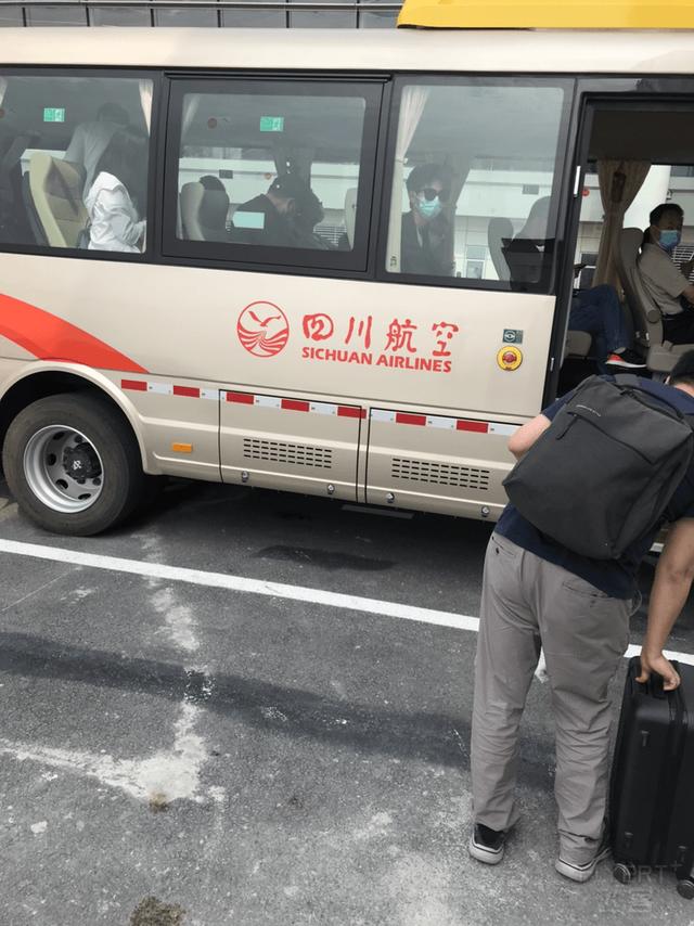 驚喜滿滿！王牌A359墨鏡俠執飛首航，川航還給乘客准備了大禮包