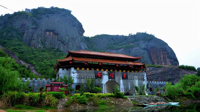 湖南值得去的景區，由怪石奇峰、石洞組成，丹霞地貌多樣景觀豐富