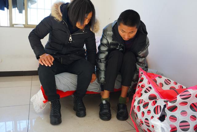 妈妈每晚搂着16岁的儿子睡觉，不开灯讲故事哄他：睡着了就不饿了