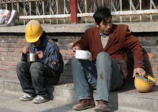 为何银行前台的人，都是小年轻？四五十岁老员工都去哪了？