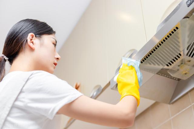 抽油烟机应该怎么清洗（抽油烟机清洗小窍门）