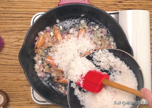 风味独特的茄汁虾仁烩饭，鲜酸味美，荤素搭配，孩子爱吃的主食