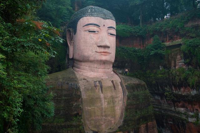 世界最大臥佛：裏面藏著8層樓，400噸重遠看像座山，網友：瘆得慌