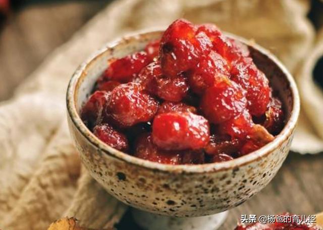 分享一款冰糖山楂，撒上干桂花，甜香又营养，家中孩子特爱吃