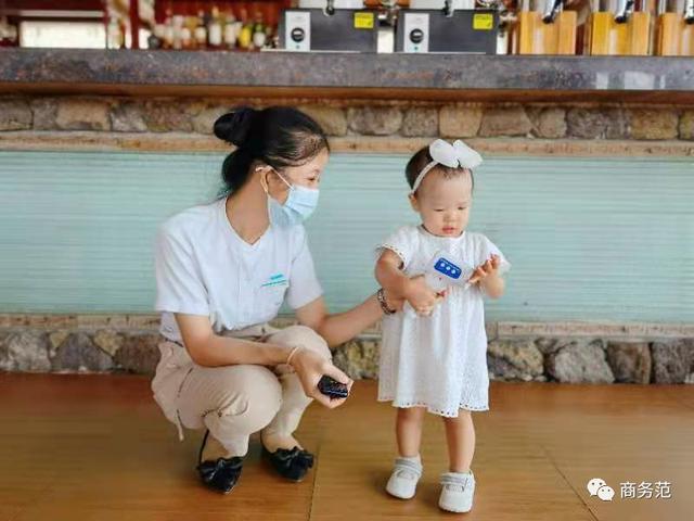 結婚四周年，我們帶女兒穿越回婚禮那一天…