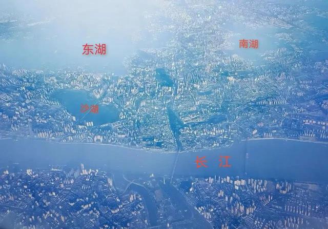 飛機航拍視角，俯瞰大武漢，甚至能看到南湖神盤—保利公園九裏