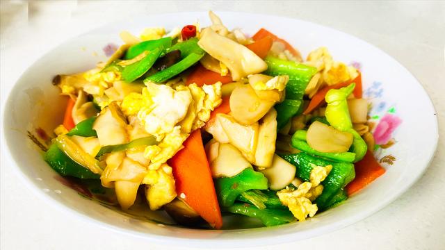 冬天孩子运动少、日晒不足，多吃它，配3种鲜艳食材炒，营养互补