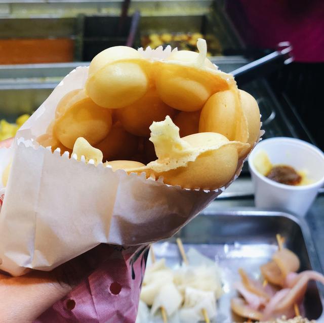那些年，我曾捧著小吃與世界合影