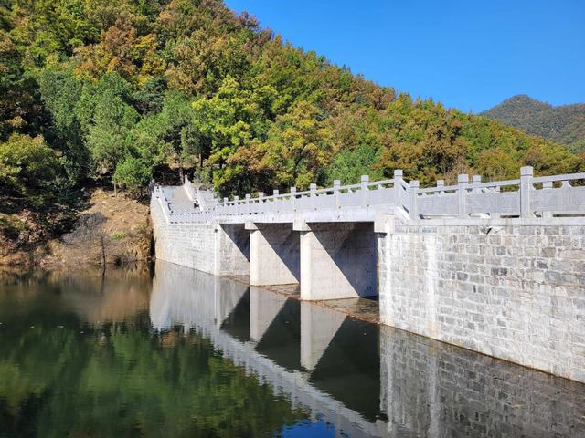泰山又一景點走紅：環湖玻璃棧道，周末打卡好去處