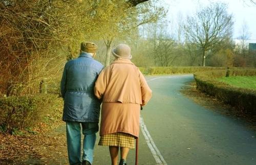 长期走路有利于长寿吗？提醒：过了65岁的老人，建议做好五件事