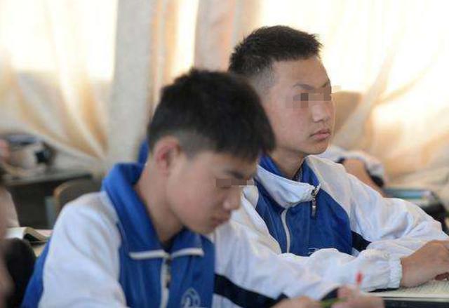 “14岁现象”愁坏家长，孩子叛逆的表象下，藏着什么秘密？