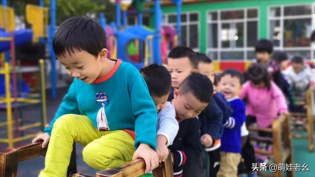 广东一幼儿园运动会开幕式，宝妈上台就是王炸，网友：给娃长脸了