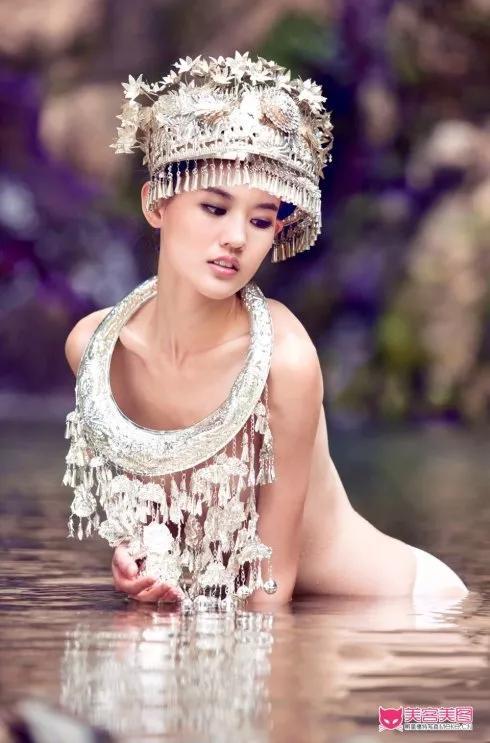 苗寨美女，穿著幾乎在苗區都消失的特色苗族服飾，美得讓人心醉