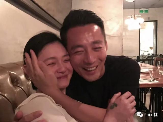 大S离婚后首现身，面色红润，穿透视裙左拥右抱状态绝了
