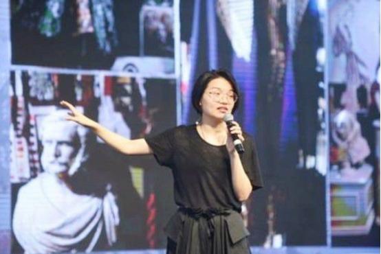 父亲生前打下千亿家产，20年蝉联首富，交给女儿5年败光资产成负