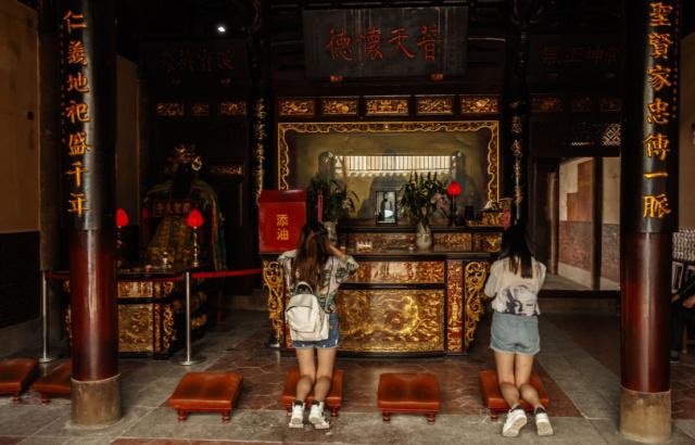 很多寺廟進門就給三支香，應該怎麽點？老和尚道出其中含義