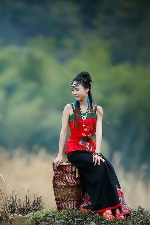 苗寨美女，穿著幾乎在苗區都消失的特色苗族服飾，美得讓人心醉