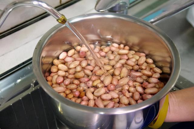 快递员坚持吃“花生”养胃，半年后，身体发生了什么变化？