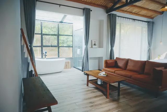 一座舊學校改造的木藝民宿，庭院玻璃湯泉、手工木作、溯溪撈魚