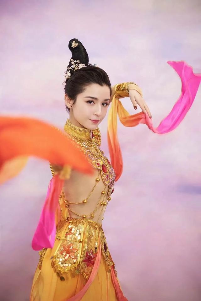 5位新疆美人珠宝加持：佟丽娅，热巴，娜扎，麦迪娜谁最美？ - 全网搜