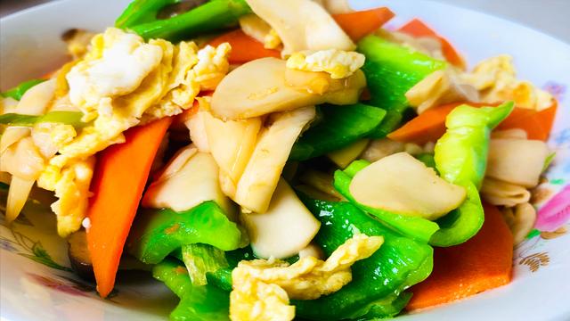 冬天孩子运动少、日晒不足，多吃它，配3种鲜艳食材炒，营养互补