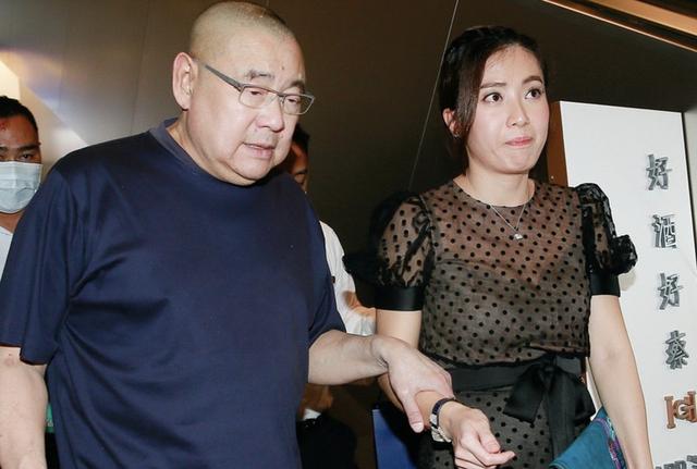 70岁刘銮雄出席会议罕露脸，步履蹒跚需搀扶上车，专车车牌显眼