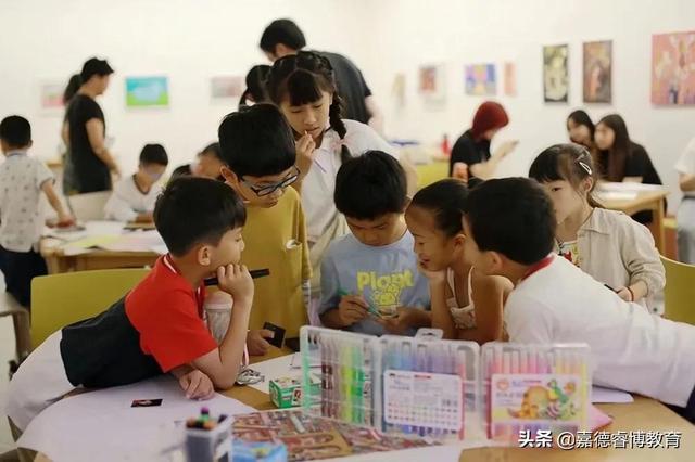 观察上千位小朋友的作品后，他发现，美育能带来堪比迪士尼的快乐